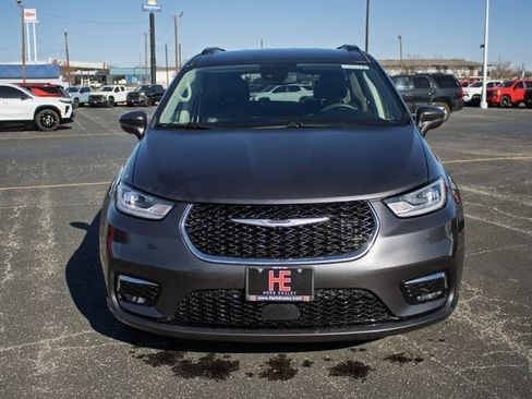 Used 2022 Chrysler Pacifica Touring-L image 8