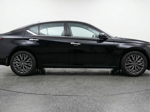 Used 2025 Nissan Altima 2.5 SV FWD image 11