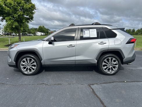 Used 2022 Toyota RAV4 XLE Premium AWD/4WD image 6