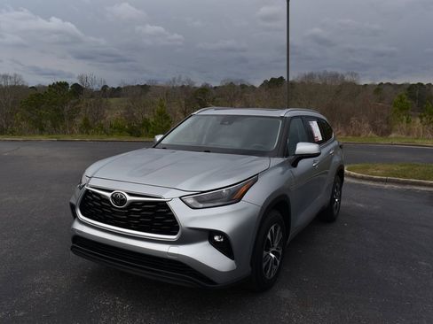 Used 2021 Toyota Highlander XLE image 2