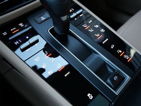 Used 2025 Porsche Macan image 16