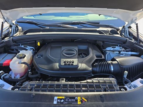 Used 2023 Jeep Grand Cherokee L Laredo image 24