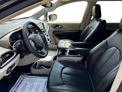 Used 2023 Chrysler Pacifica Touring-L FWD image 12