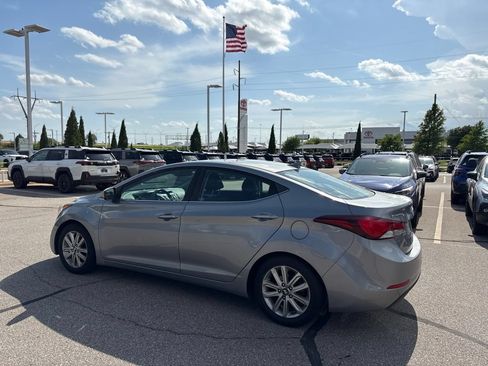 Used 2015 Hyundai Elantra SE w/ Option Group 03 FWD image 6