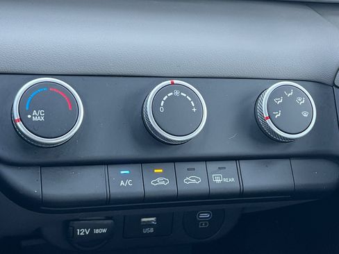 Used 2024 Hyundai Elantra SE FWD image 19