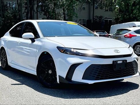 Used 2026 Toyota Camry SE FWD image 1