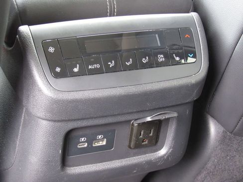 Used 2022 Nissan Pathfinder SL AWD/4WD image 35
