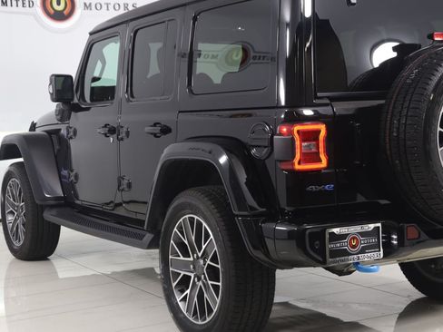 Used 2023 Jeep Wrangler Unlimited Sahara AWD/4WD image 24