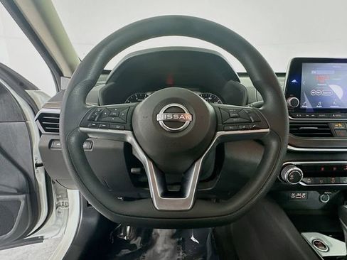 Used 2024 Nissan Altima 2.5 SV FWD image 13