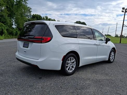 Used 2024 Chrysler Pacifica Touring-L FWD image 7