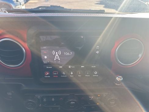 Used 2020 Jeep Gladiator Rubicon image 3