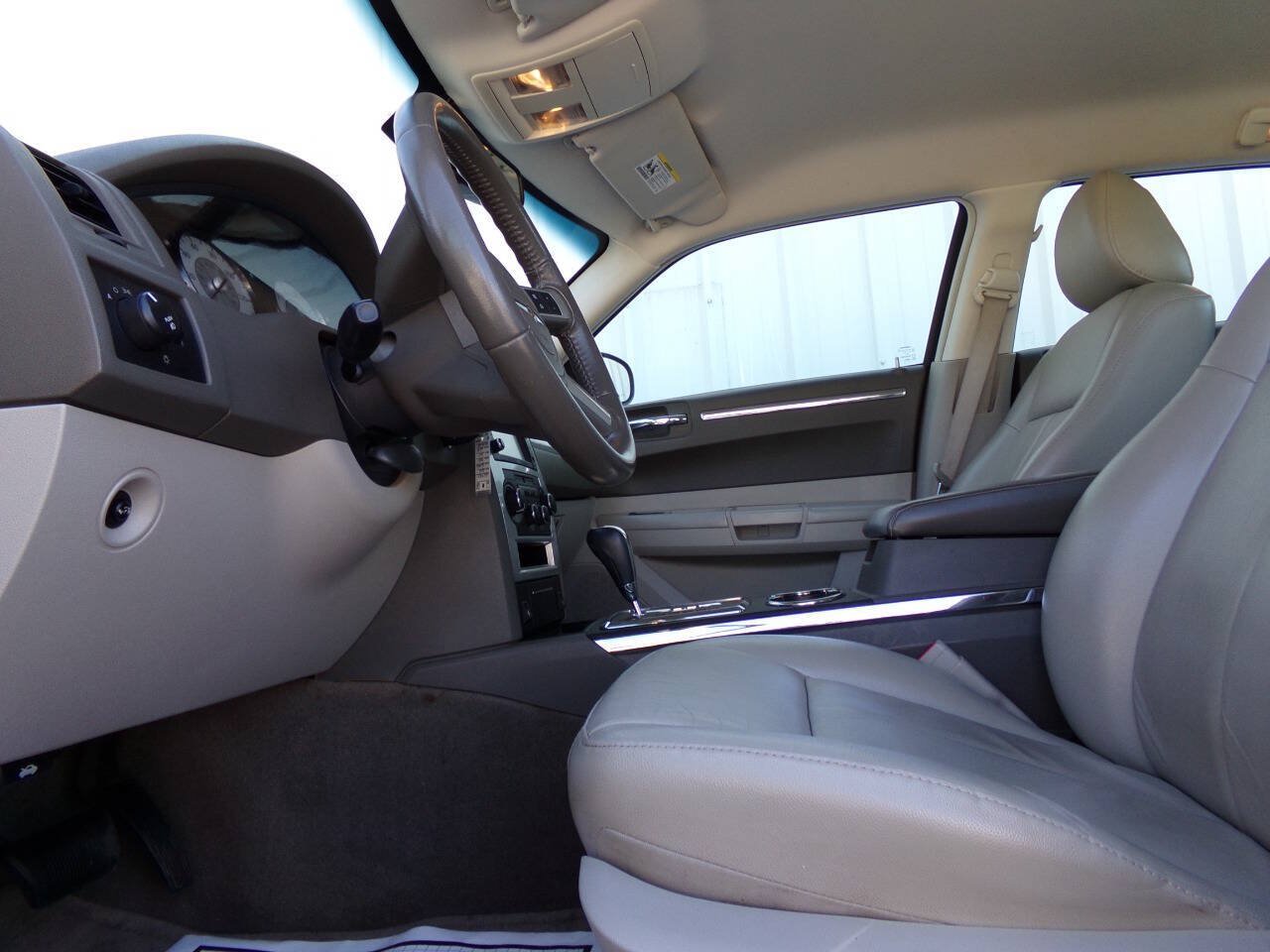 Used 2010 Chrysler 300 Touring RWD image 18
