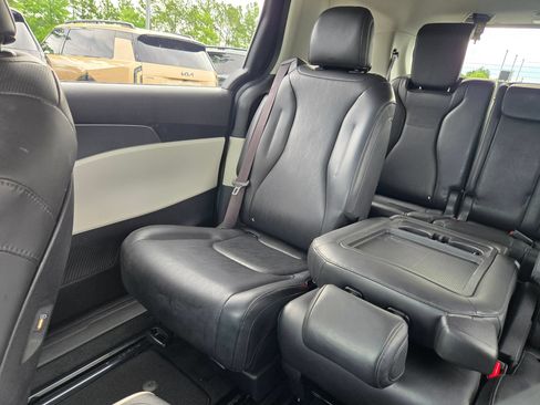 Used 2024 Kia Carnival LX FWD image 12