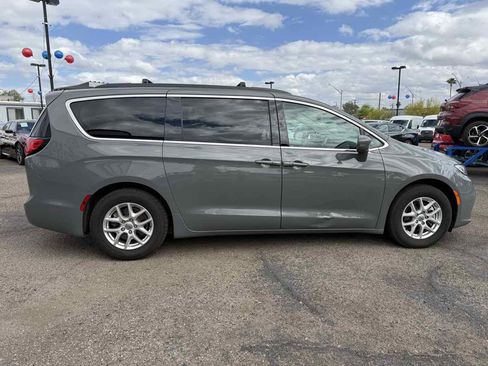 Used 2022 Chrysler Pacifica Touring-L image 4