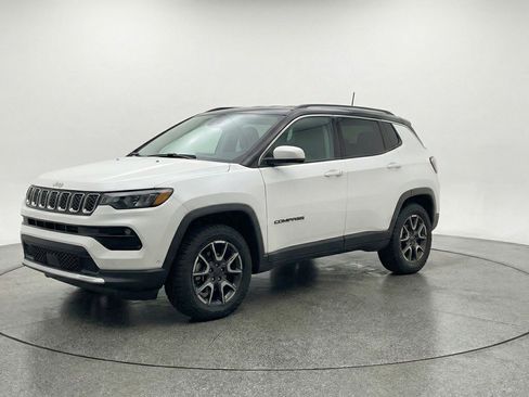 Used 2025 Jeep Compass Trailhawk AWD/4WD image 3