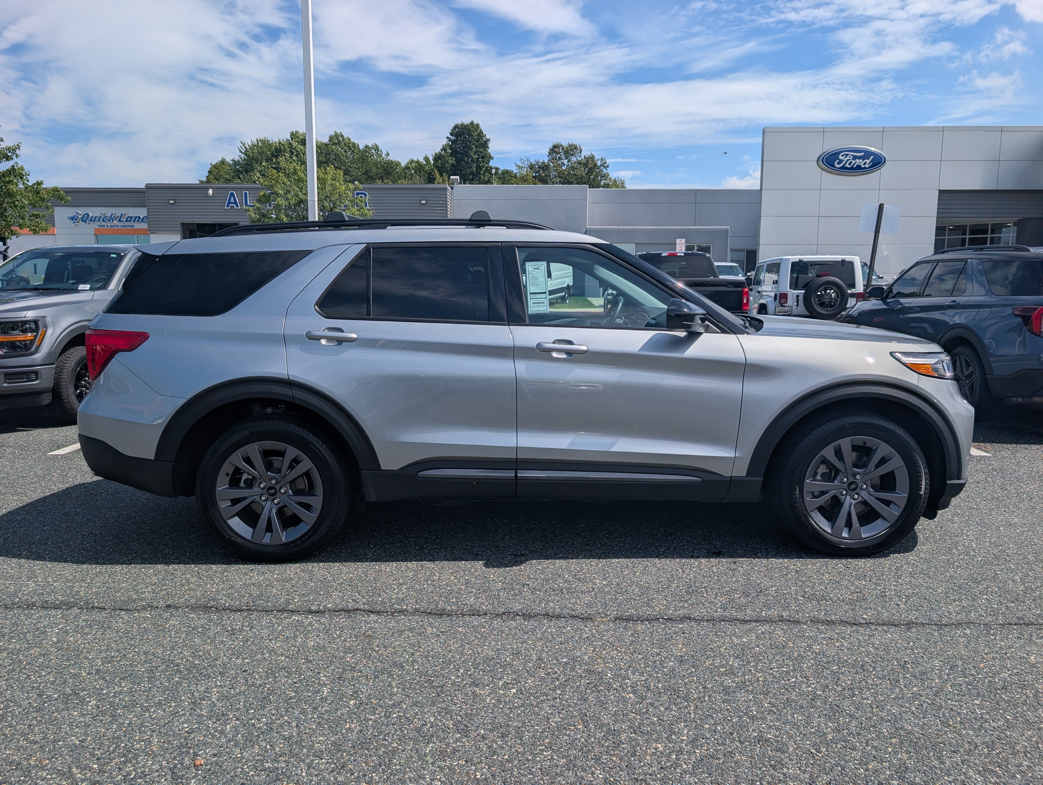 Certified 2024 Ford Explorer XLT w/ Equipment Group 202A AWD/4WD image 3
