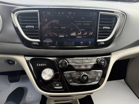 Used 2023 Chrysler Pacifica Touring-L image 18