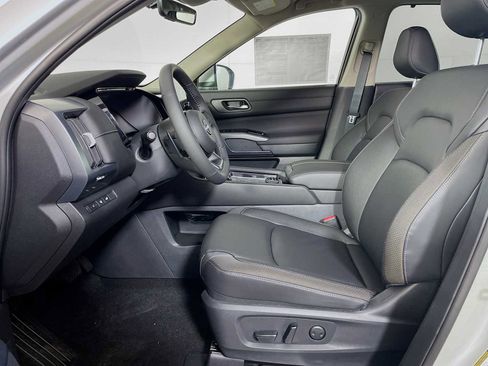 New 2025 Nissan Pathfinder SL image 4