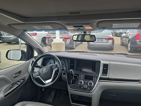 Used 2016 Toyota Sienna XLE FWD image 8