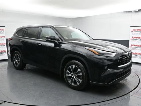 Used 2023 Toyota Highlander XLE image 2