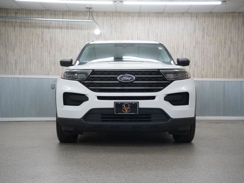 Used 2021 Ford Explorer XLT image 2