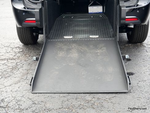 Used 2026 Chrysler Pacifica Select image 15