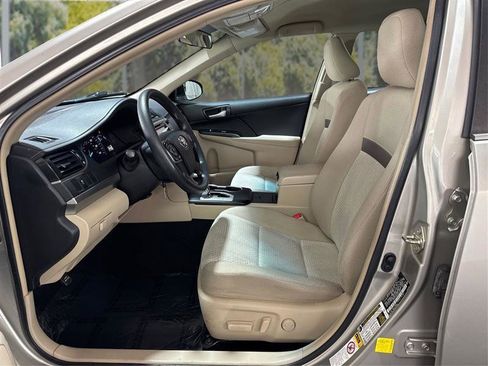 Used 2014 Toyota Camry LE image 9