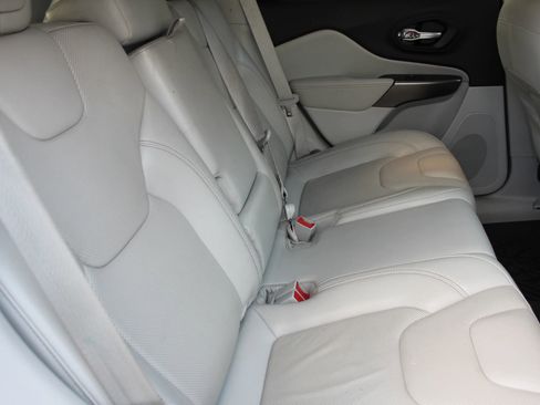 Used 2019 Jeep Cherokee Limited image 15