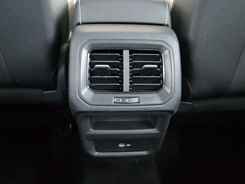 Used 2025 Volkswagen Taos SE FWD image 16