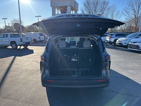Used 2025 Toyota Sienna LE image 7