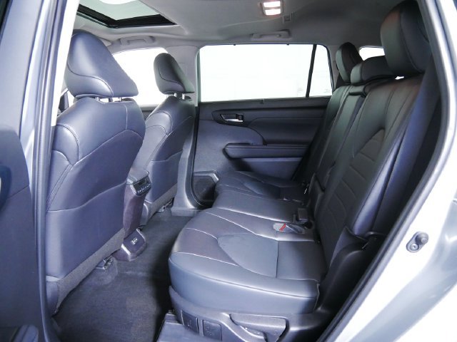 Used 2022 Toyota Highlander XLE AWD/4WD image 14