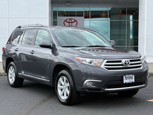 Used 2013 Toyota Highlander SE image 1