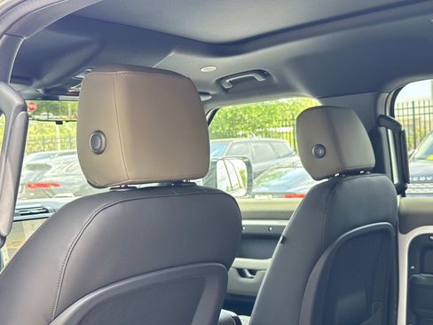 Used 2025 Land Rover Defender 110 X-Dynamic SE image 15