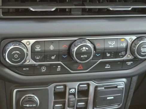 Used 2025 Jeep Wrangler Unlimited Sahara AWD/4WD image 31