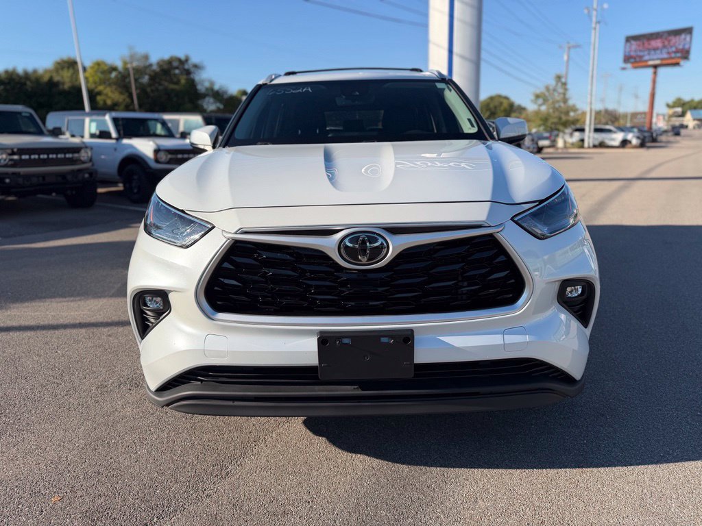 Used 2022 Toyota Highlander XLE AWD/4WD image 2