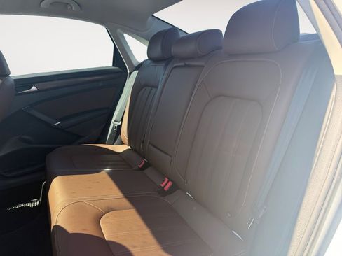 Used 2022 Volkswagen Passat 2.0T image 13