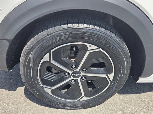 Used 2023 Kia Niro EX w/ EX Cold Weather Package FWD image 9