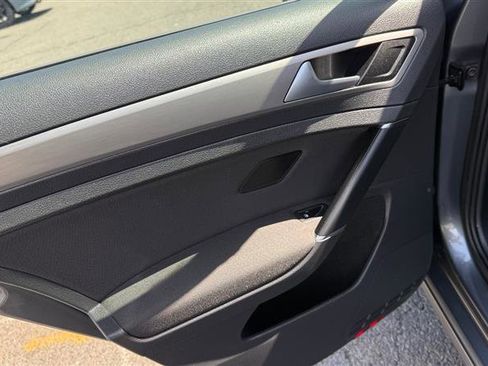 Used 2016 Volkswagen Golf S image 19