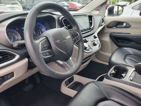 Used 2023 Chrysler Pacifica Touring-L FWD image 13