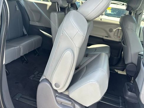 Used 2021 Toyota Sienna XLE w/ XLE Plus Package FWD image 31