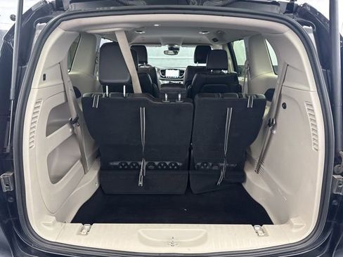 Used 2024 Chrysler Pacifica Touring-L image 19