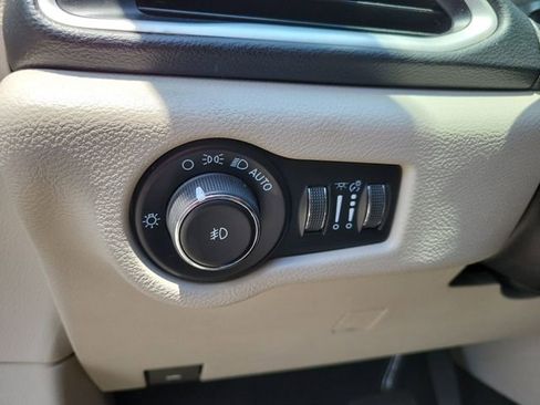 Used 2023 Chrysler Pacifica Touring-L FWD image 28