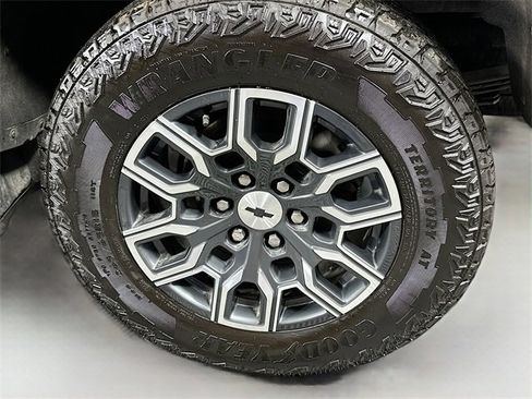 Used 2023 Chevrolet Colorado Z71 image 30