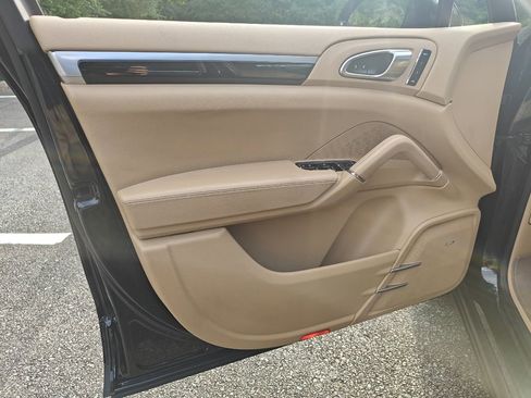 Used 2015 Porsche Cayenne Diesel w/ Premium Package image 16