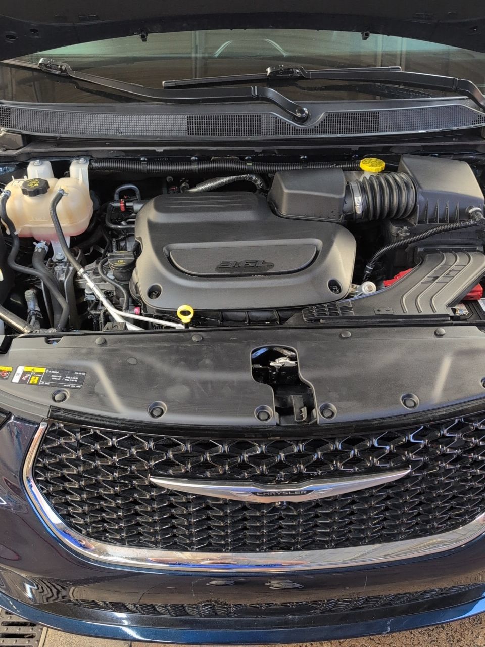 Used 2023 Chrysler Pacifica Touring-L FWD image 9