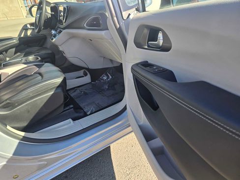Used 2023 Chrysler Pacifica Touring-L image 10