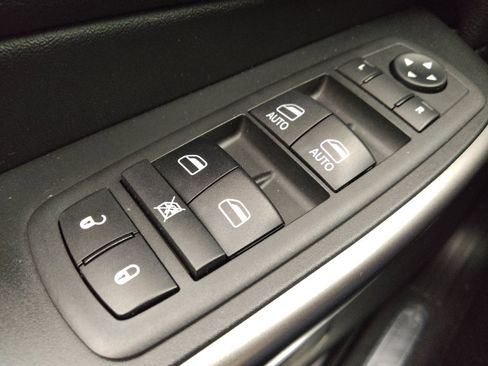 Used 2020 Jeep Cherokee Limited FWD image 27