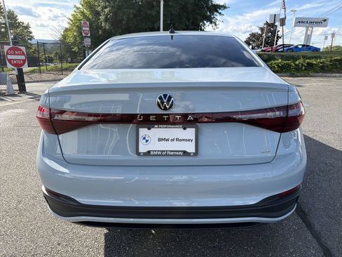 Used 2025 Volkswagen Jetta SE FWD image 13