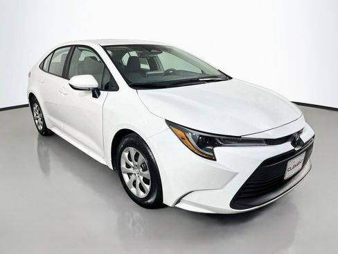 Used 2025 Toyota Corolla LE FWD image 4