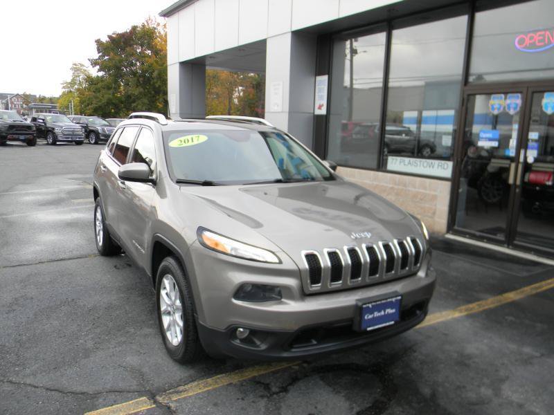 Used 2017 Jeep Cherokee Latitude w/ Comfort/Convenience Group AWD/4WD image 2